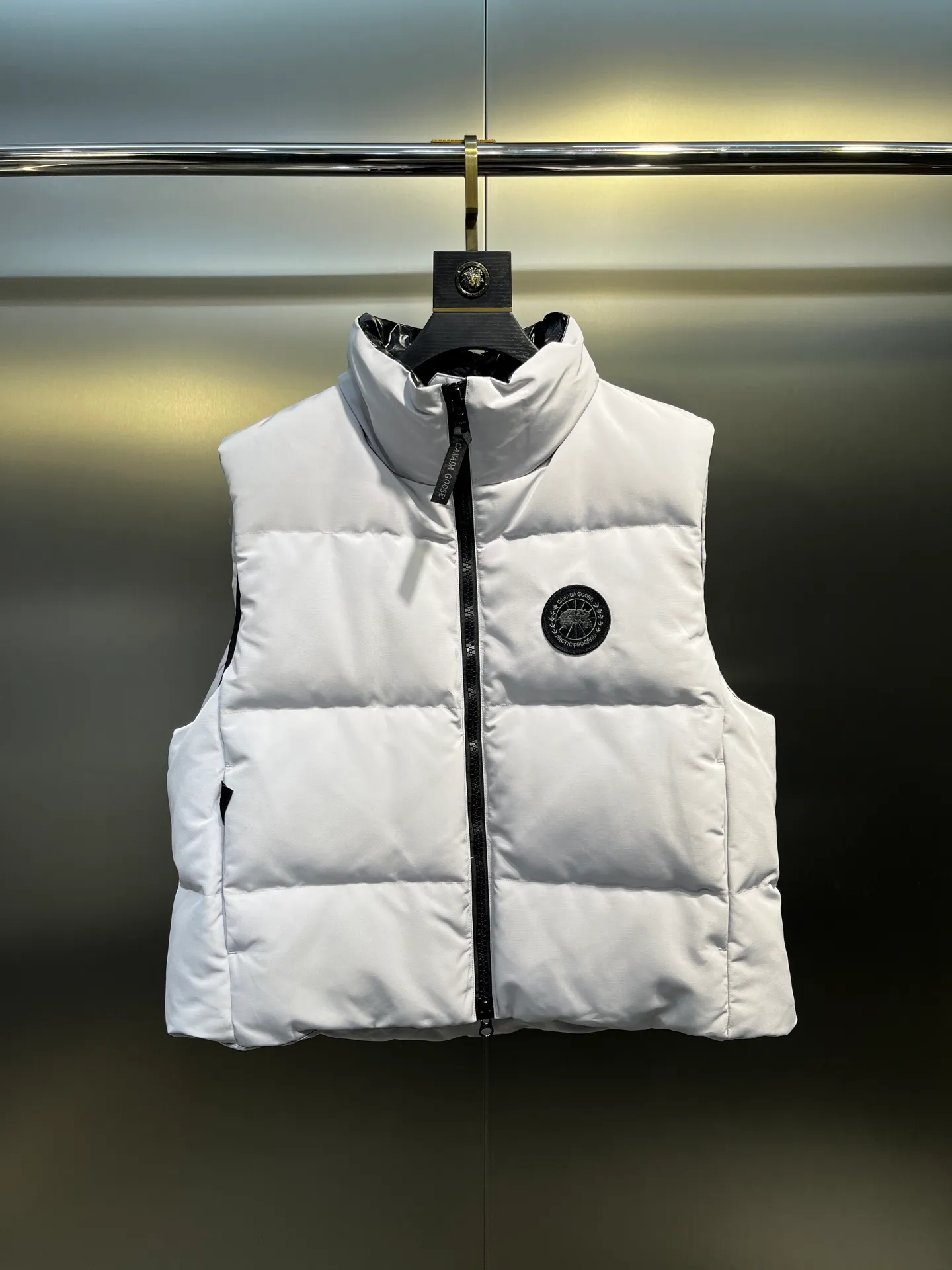 P660 Canadian Grandview black label women's short vest.  Constructed from Arctic Tech recycled fabric®, it features a cinchable hem for sleek styling and storage. Color: Polaris white, black, beige, soft light pink.  Size: s-xl